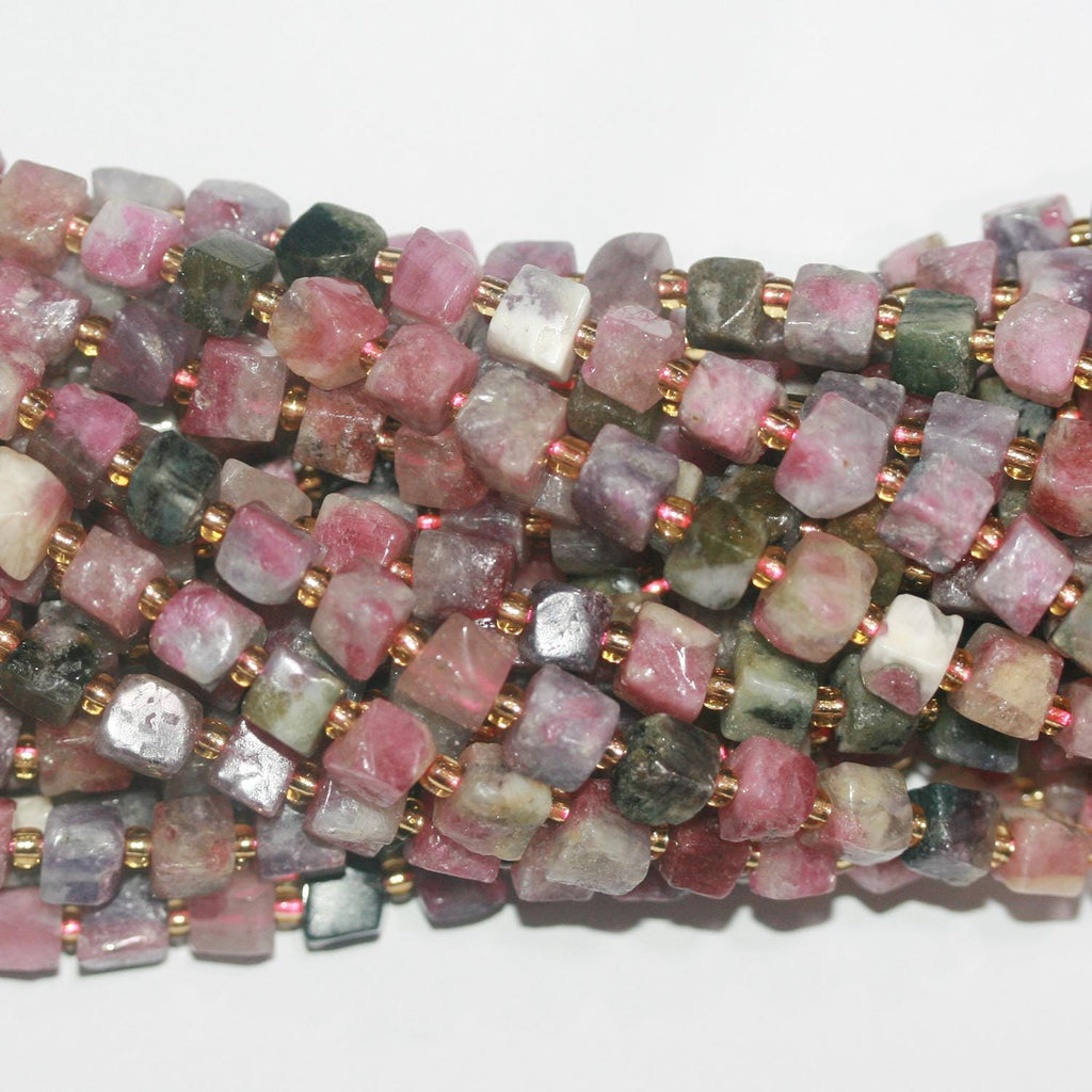 Perles cubiques irrégulières lisses en tourmaline St de 14 pouces, environ 6-7 mm - Fil de 38 cm.