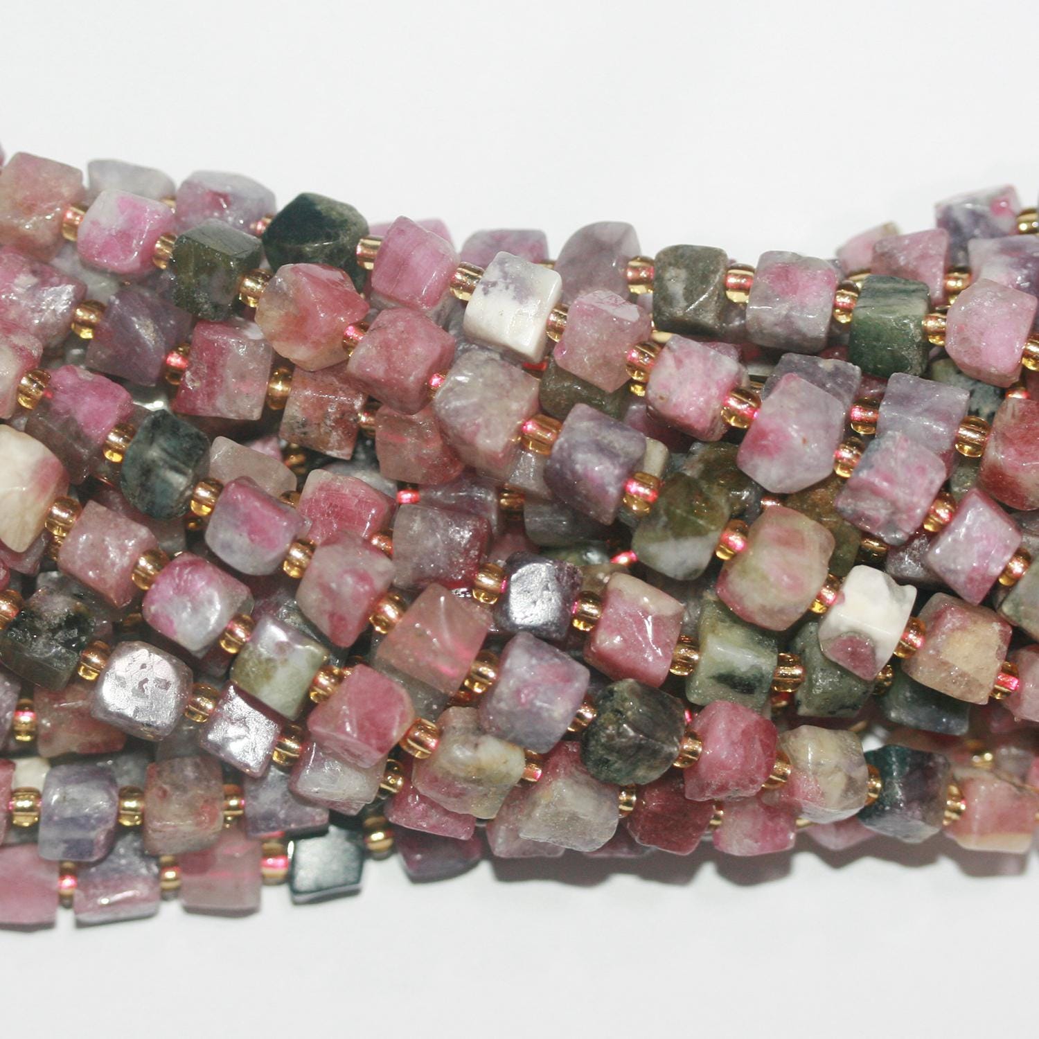 Perles cubiques irrégulières lisses en tourmaline St de 14 pouces, environ 6-7 mm - Fil de 38 cm.