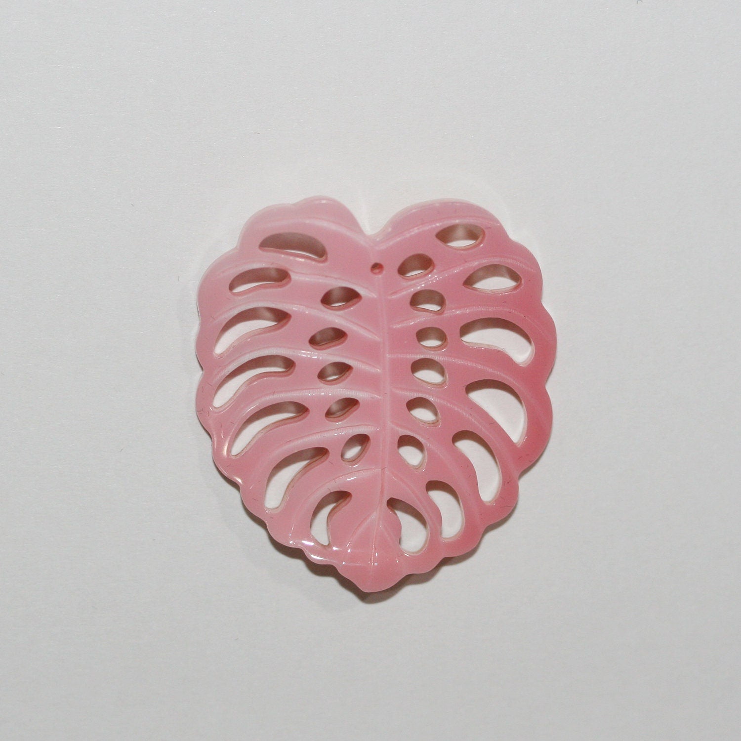 Pendentif feuille de coquillage rose naturel 30x27mm.