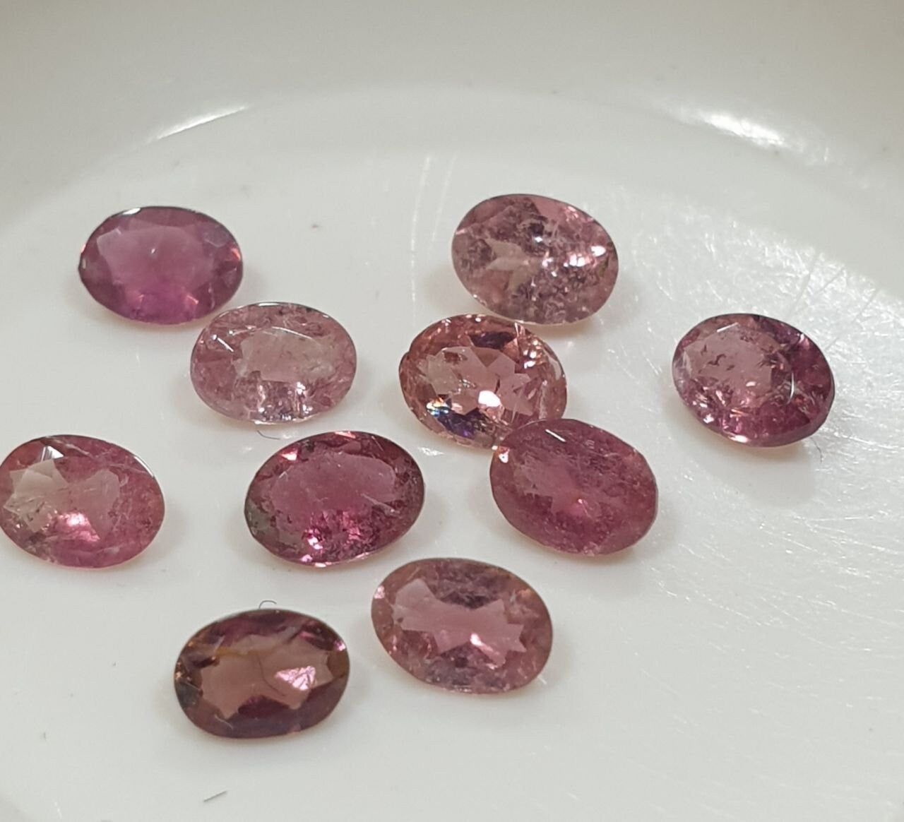 Lot de tourmalines roses ovales à facettes 4x3mm (10 pièces).