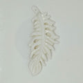 Pendentif feuille en nacre 64x29mm.