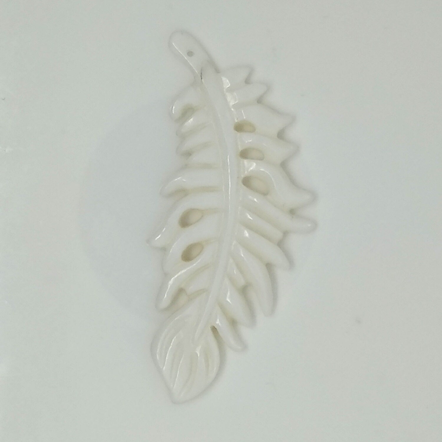 Pendentif feuille en nacre 64x29mm.