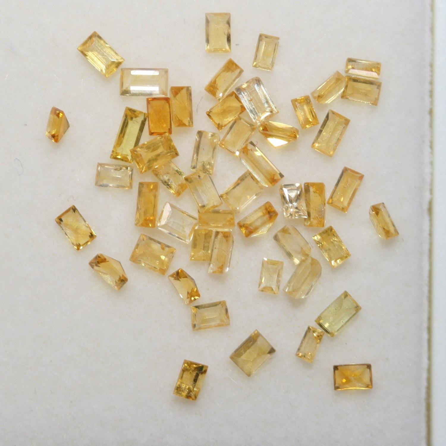 Lot de saphirs jaunes taille baguette à facettes (environ 3 x 2 mm) - 3 carats