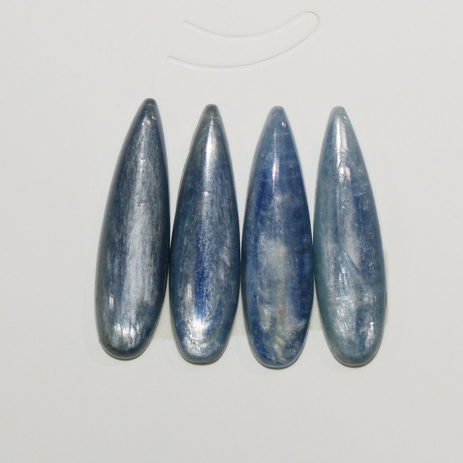 Lote de 4 cabujones de cianita lisos de 30 x 8 mm (4 unidades)