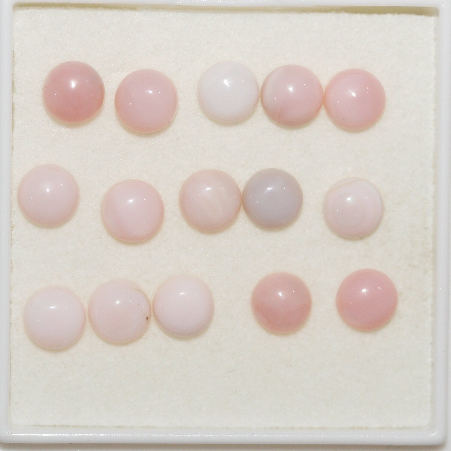 Lot de 15 cabochons ronds en opale rose de 5 mm. (15 pièces).