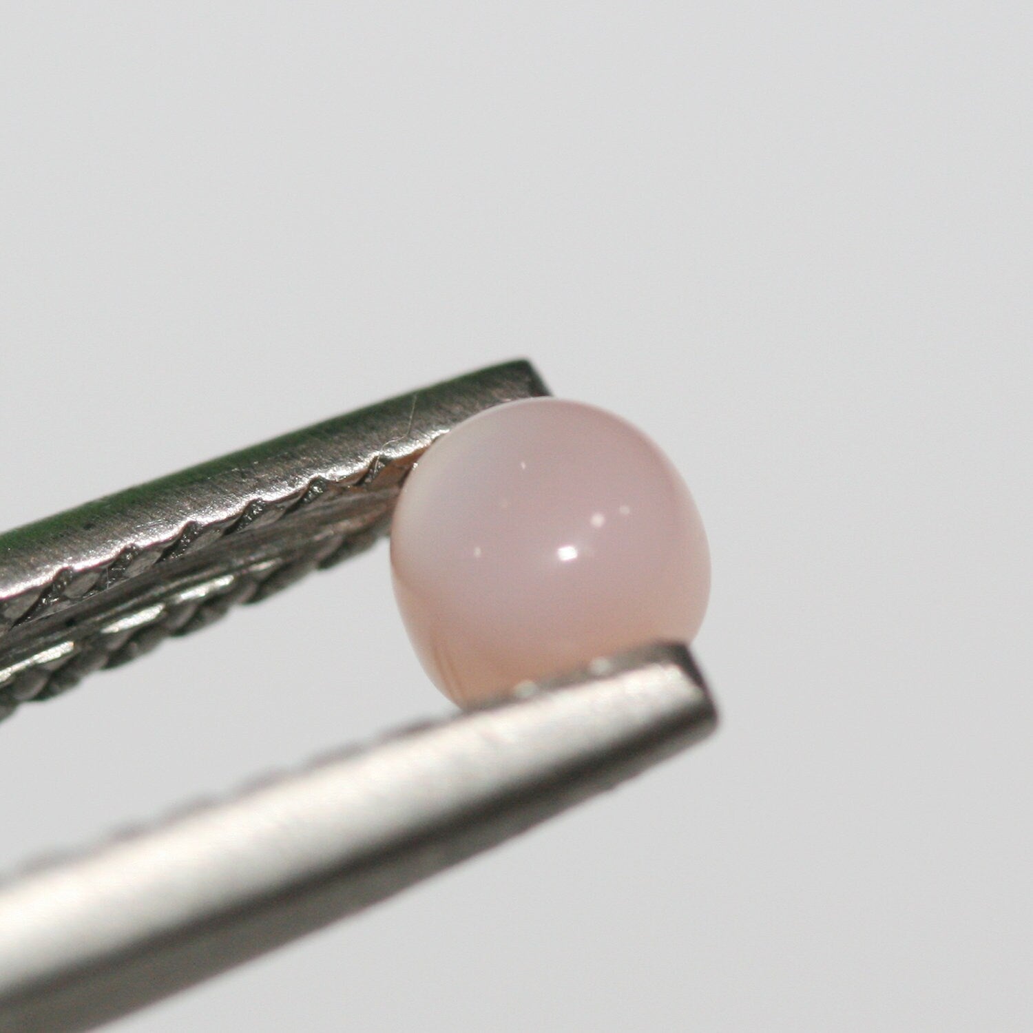 Lot de 15 cabochons ronds en opale rose de 4 mm. (15 pièces).