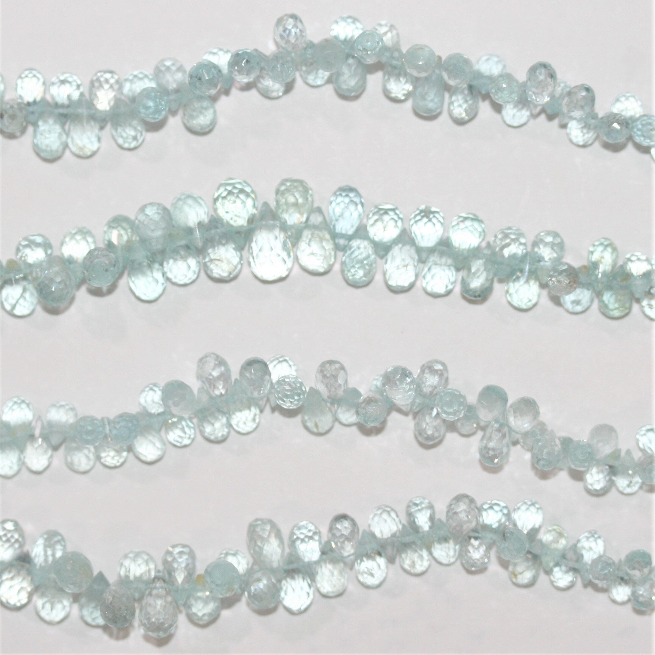 Cuentas de aguamarina facetadas de 8" x 4 mm aproximadamente - Hilo de 20 cm.
