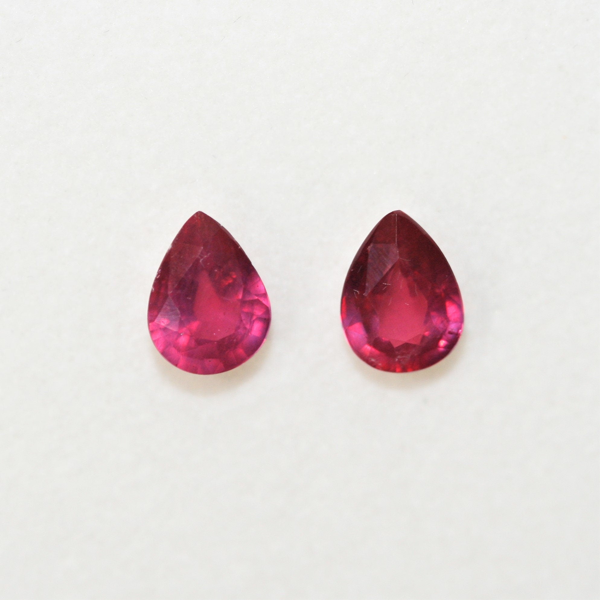 Lot de 2 gouttes rubis à facettes 6x8 mm - Traitement verre