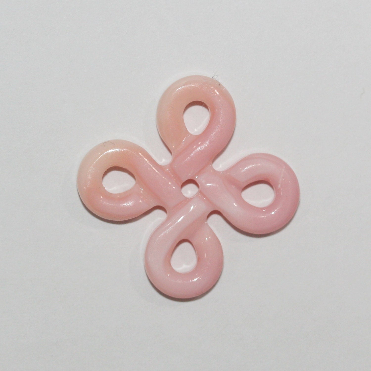 Pendentif sculpté en coquillage rose naturel 14-15 mm (1 paire)