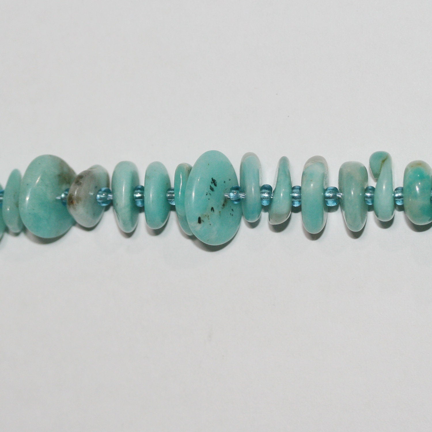 Perles d'amazonite St lisses en copeaux de 16 pouces, 10-12 mm environ - Fil de 40 cm.
