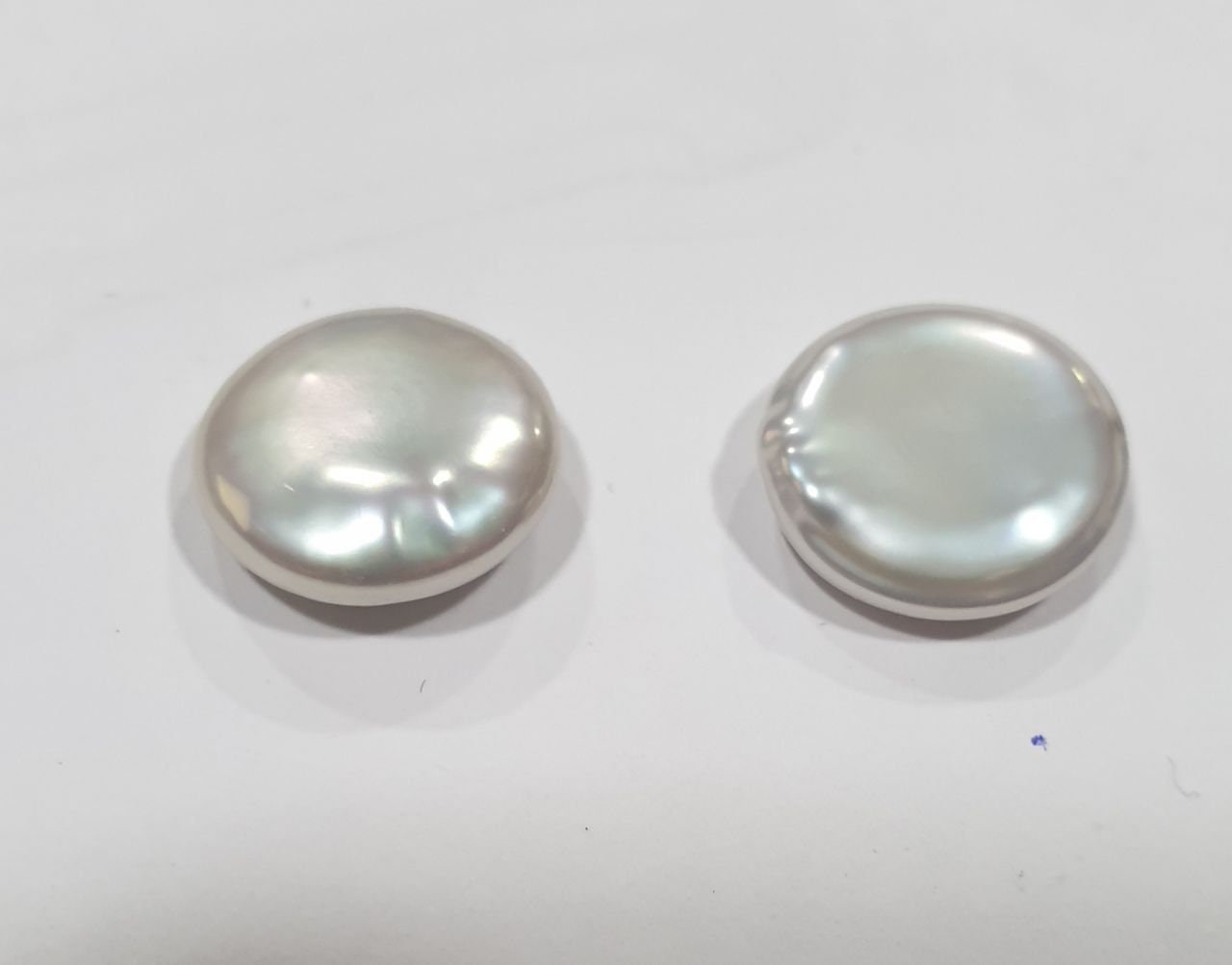 1 par de perlas de agua dulce semiperforadas de 13 mm con forma de moneda. Perla natural de alta calidad. Precio por par. Pendiente de perla semiperforado.