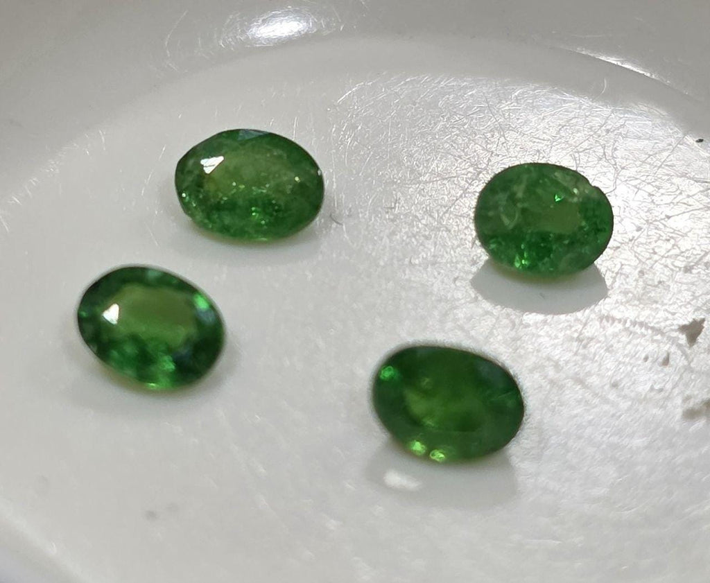 Lote de 4 granates tsavorita facetados ovalados de 4,5 x 3,5 mm. - Paquetes de piedras preciosas - Piedras sueltas al por mayor