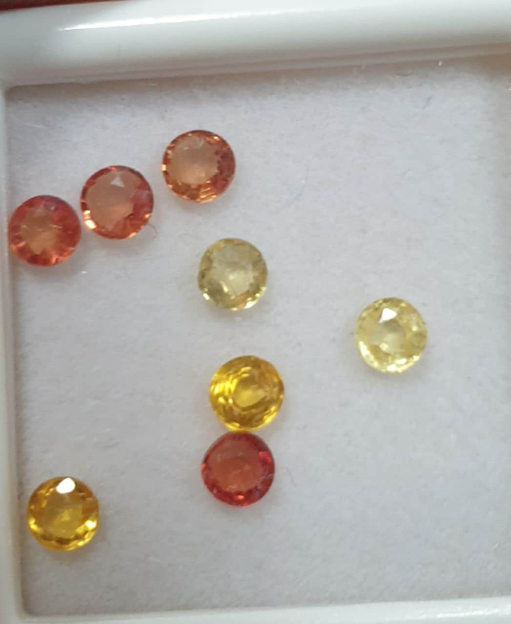 Lote de 8 zafiros multicolores calibrados de talla brillante redondos, zafiros amarillos, anaranjados y rojos de 3 mm - Genuine Gems