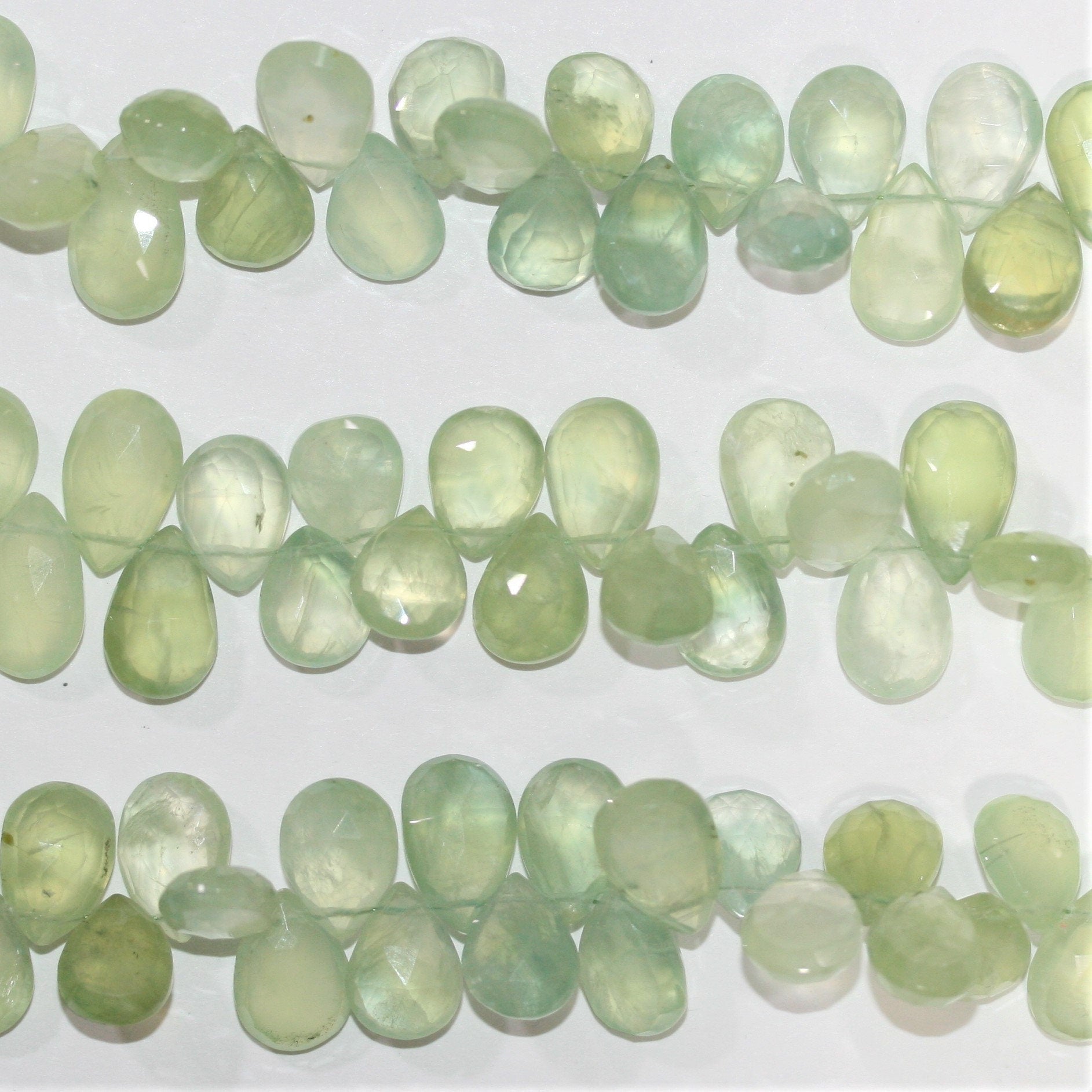 Perles en forme de goutte à facettes de préhnite de 9 pouces (13 x 9 mm). Longueur du fil : environ 23 cm.