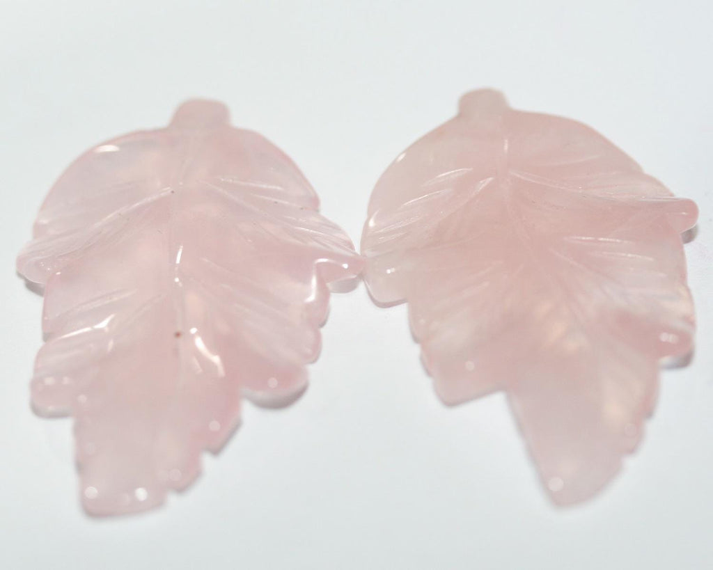 Pendentif feuille sculptée en quartz rose (1 paire) 42 x 28 mm environ. Réf. 14795