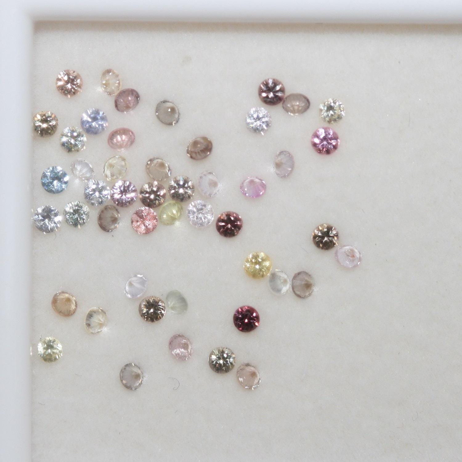 Lot de saphirs multicolores facettés ronds de 2 mm, environ 2 carats.