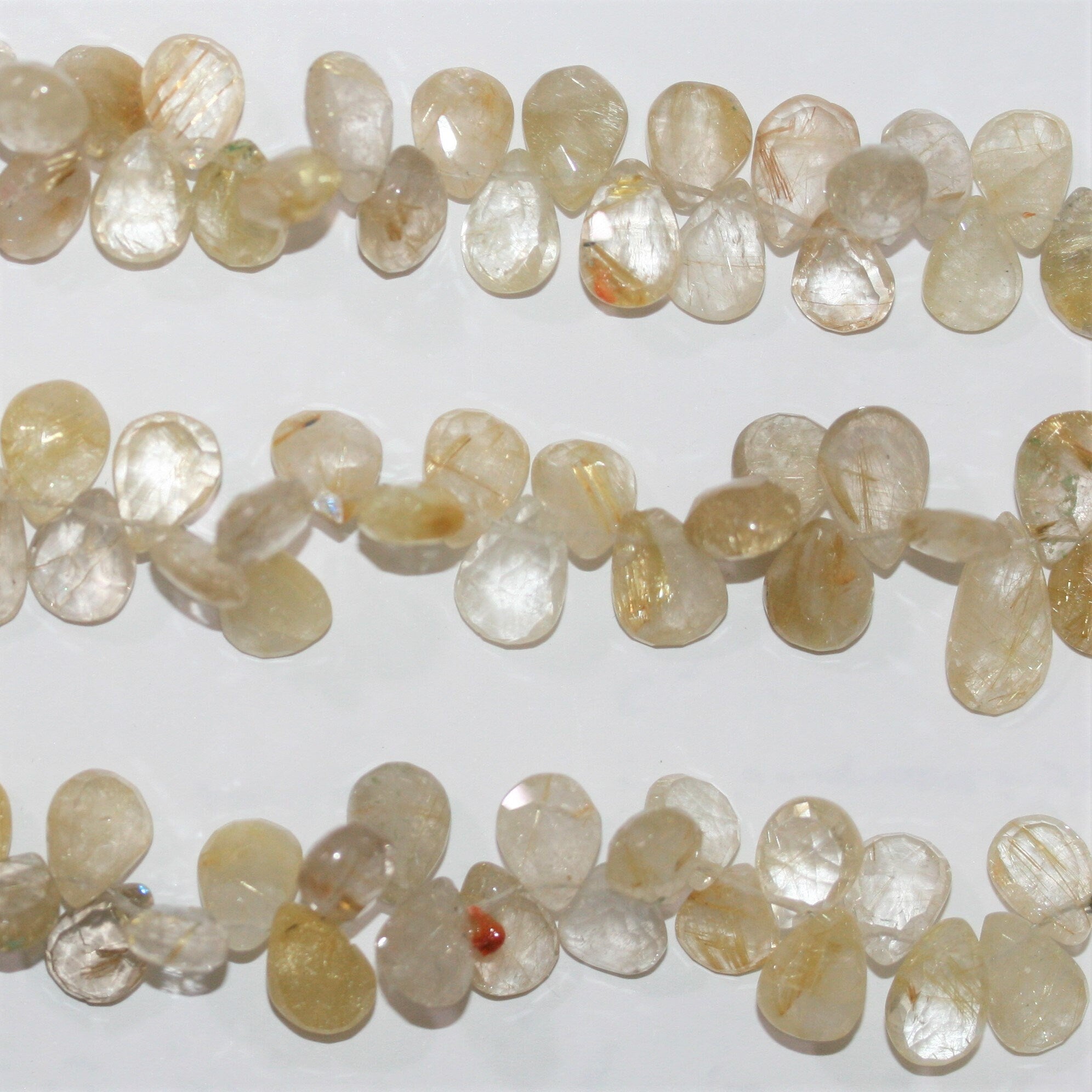 Perles en quartz rutile facettées de 9 pouces (12 x 8 mm). Longueur approximative du brin : 22 cm.