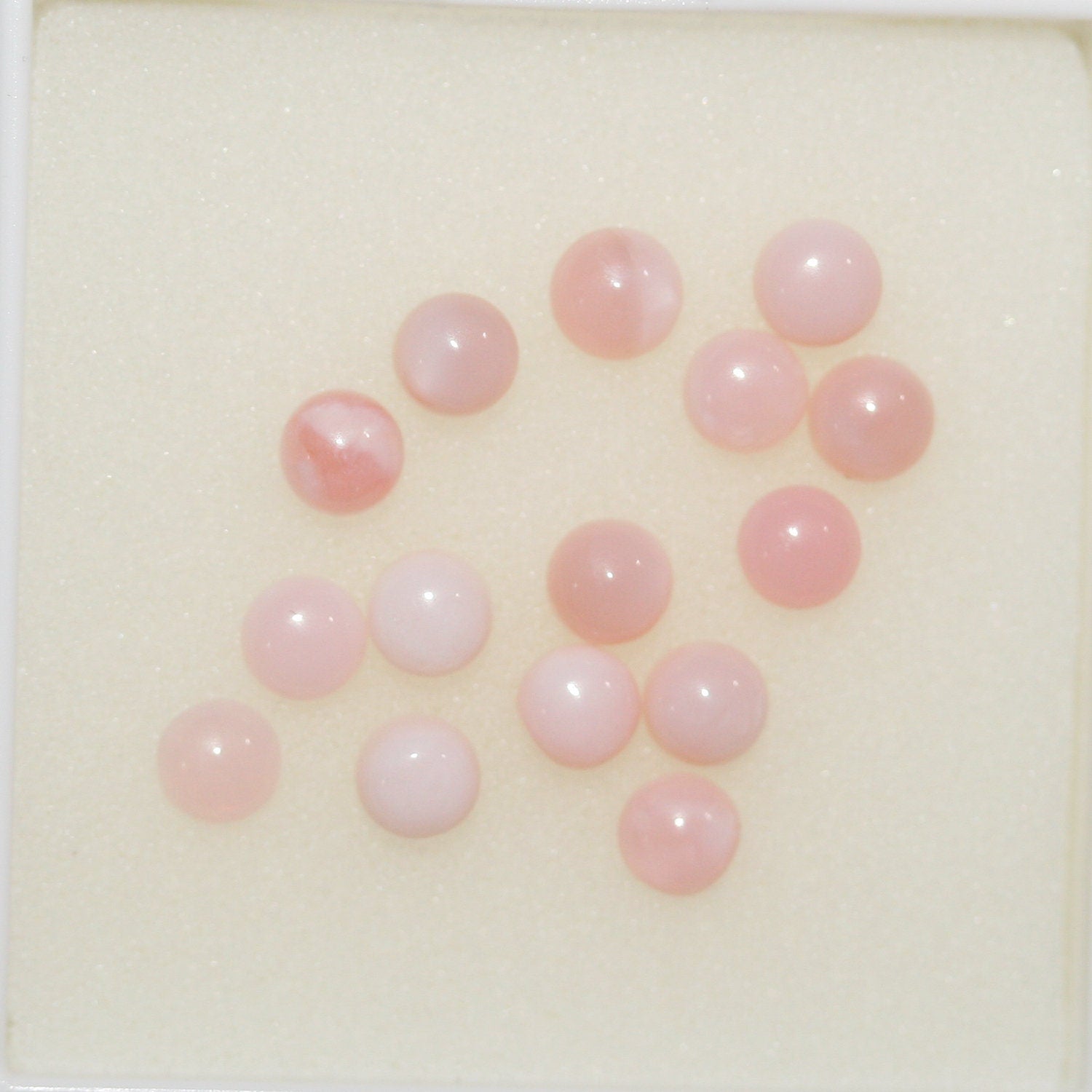 Lot de 15 cabochons ronds en opale rose de 4 mm. (15 pièces).