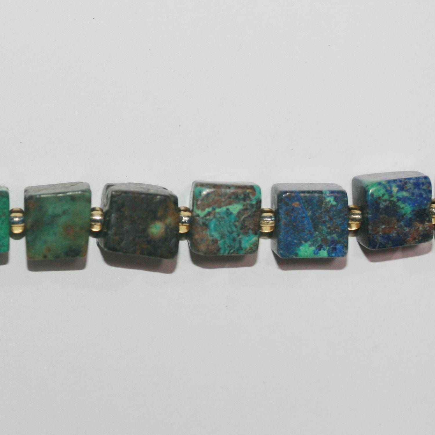 Perles cubiques irrégulières lisses en azurite de 15 pouces (8-9 mm). Longueur approximative du fil : 39 cm.