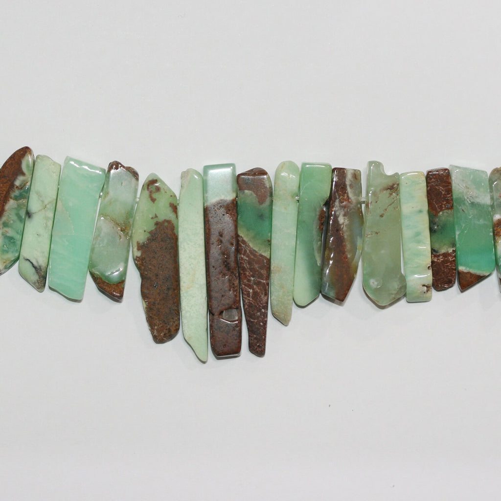 Perles de chysoprase lisses et graduées, 14-45 x 8 mm, longueur approximative : 40 cm.