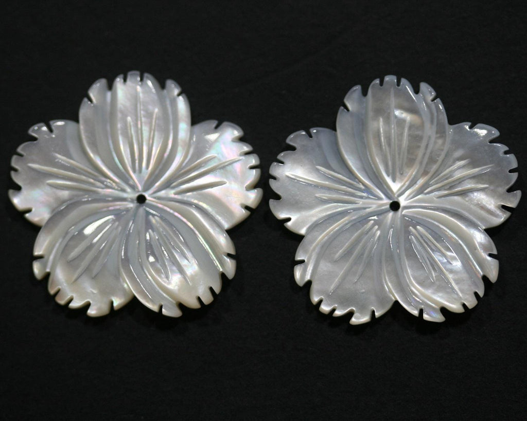 Pendentif en nacre, motif feuille sculptée, 25 mm (1 paire). Réf. 14839