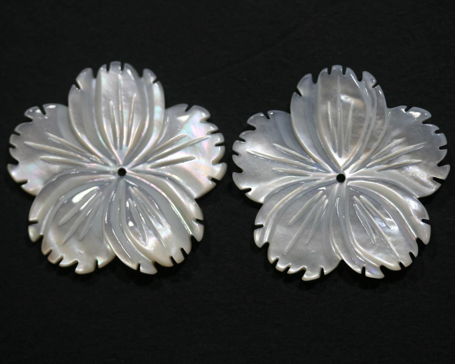 Pendentif en nacre, motif feuille sculptée, 25 mm (1 paire). Réf. 14839