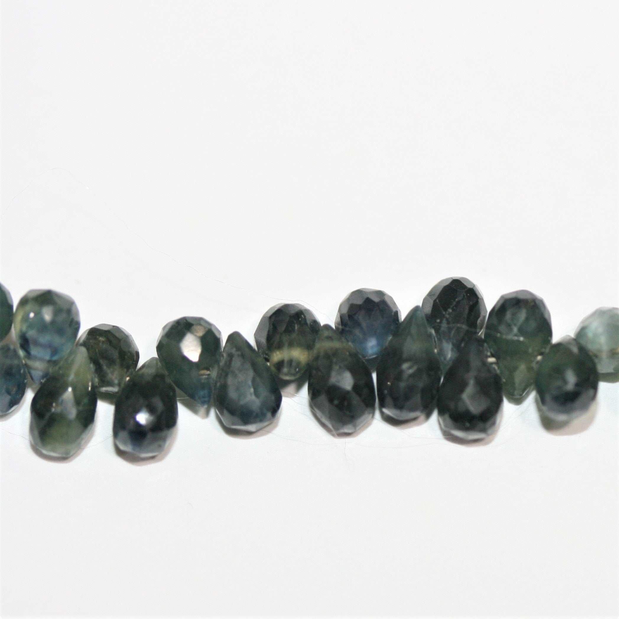 Perles en forme de goutte facettées en saphir vert bleuâtre de 9 pouces (environ 6 x 4 mm). Longueur du fil : 23 cm.