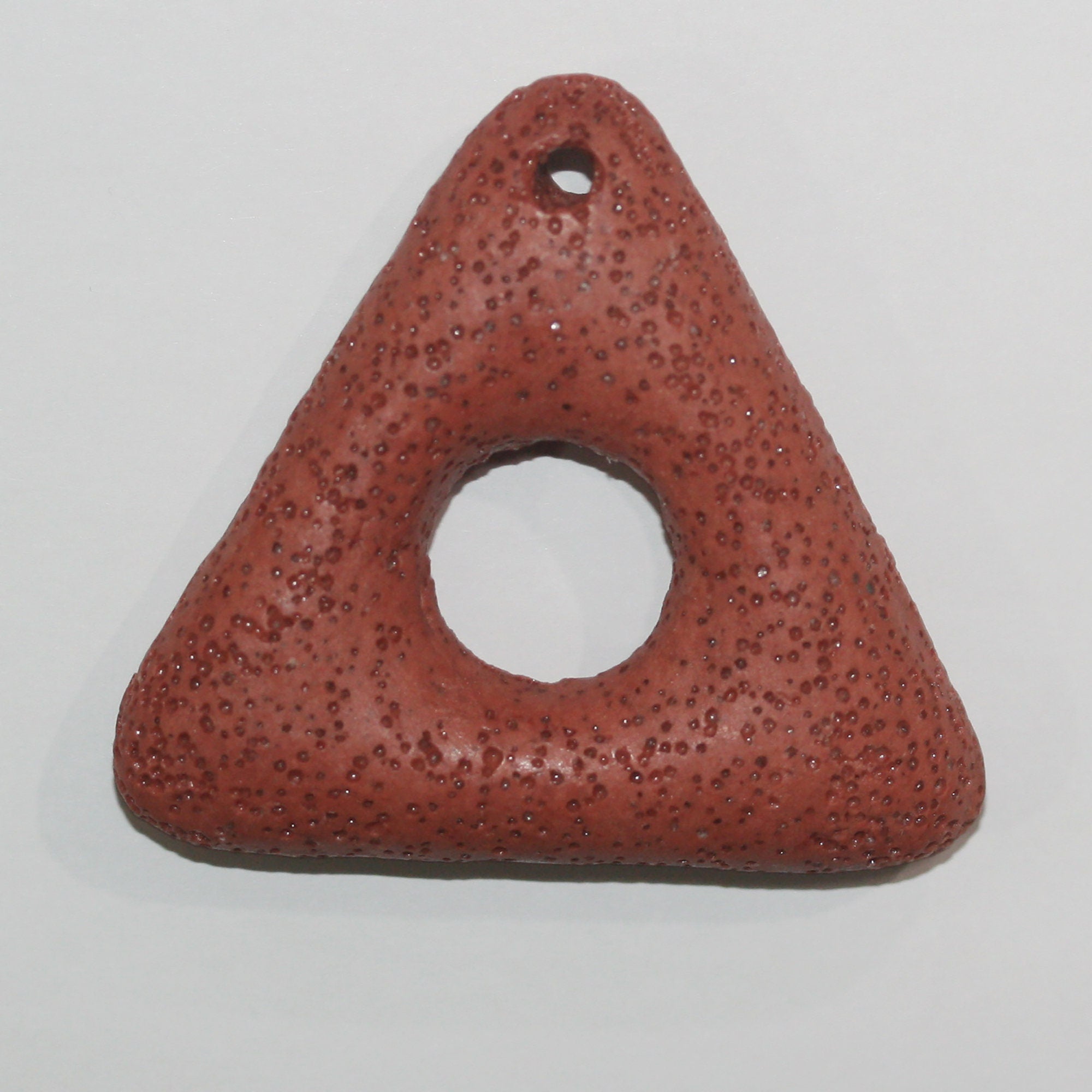 Pendentif triangle brun lave 52 mm.