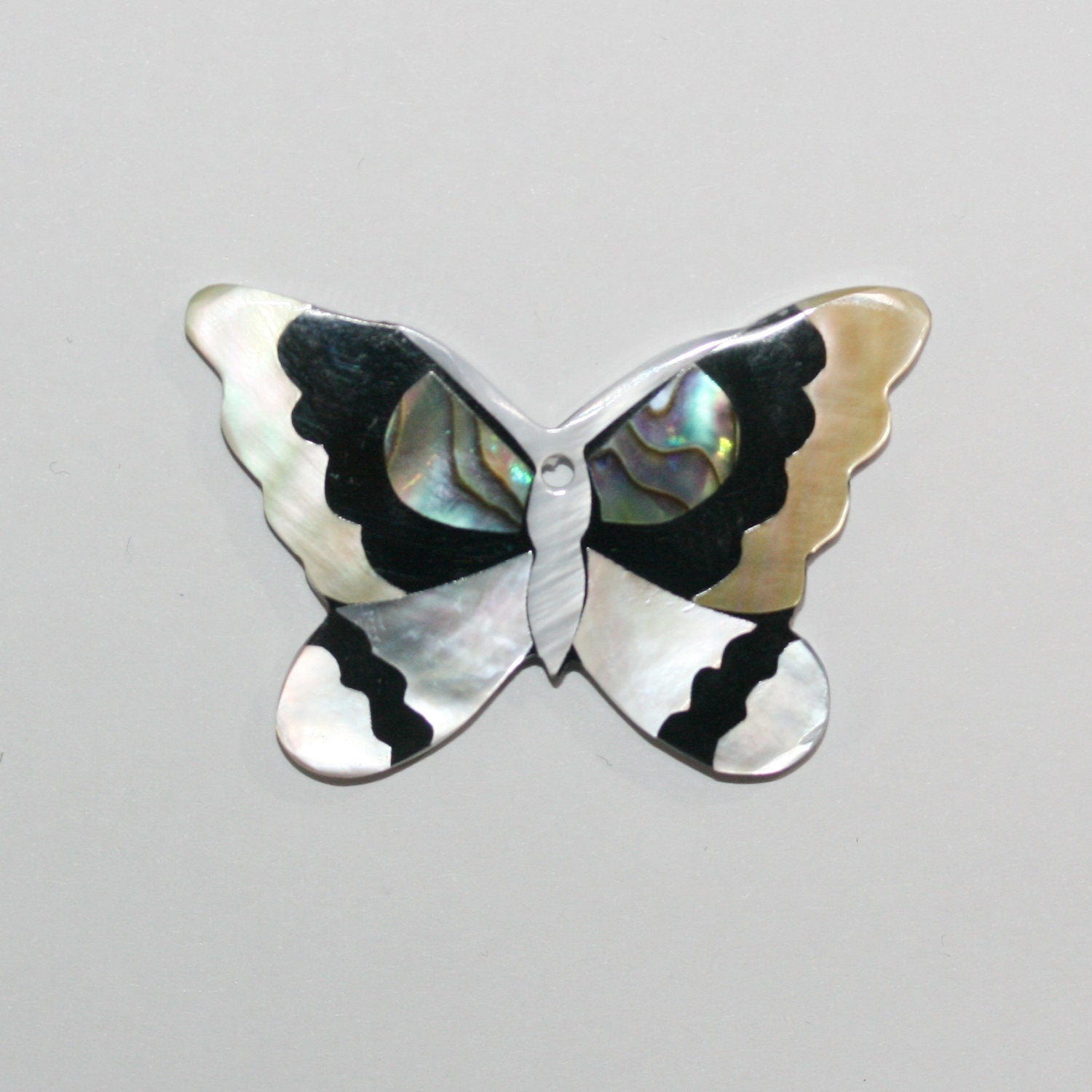 Pendentif papillon en nacre 30x47mm.- Pendentifs en nacre naturelle et coquillage-nacre