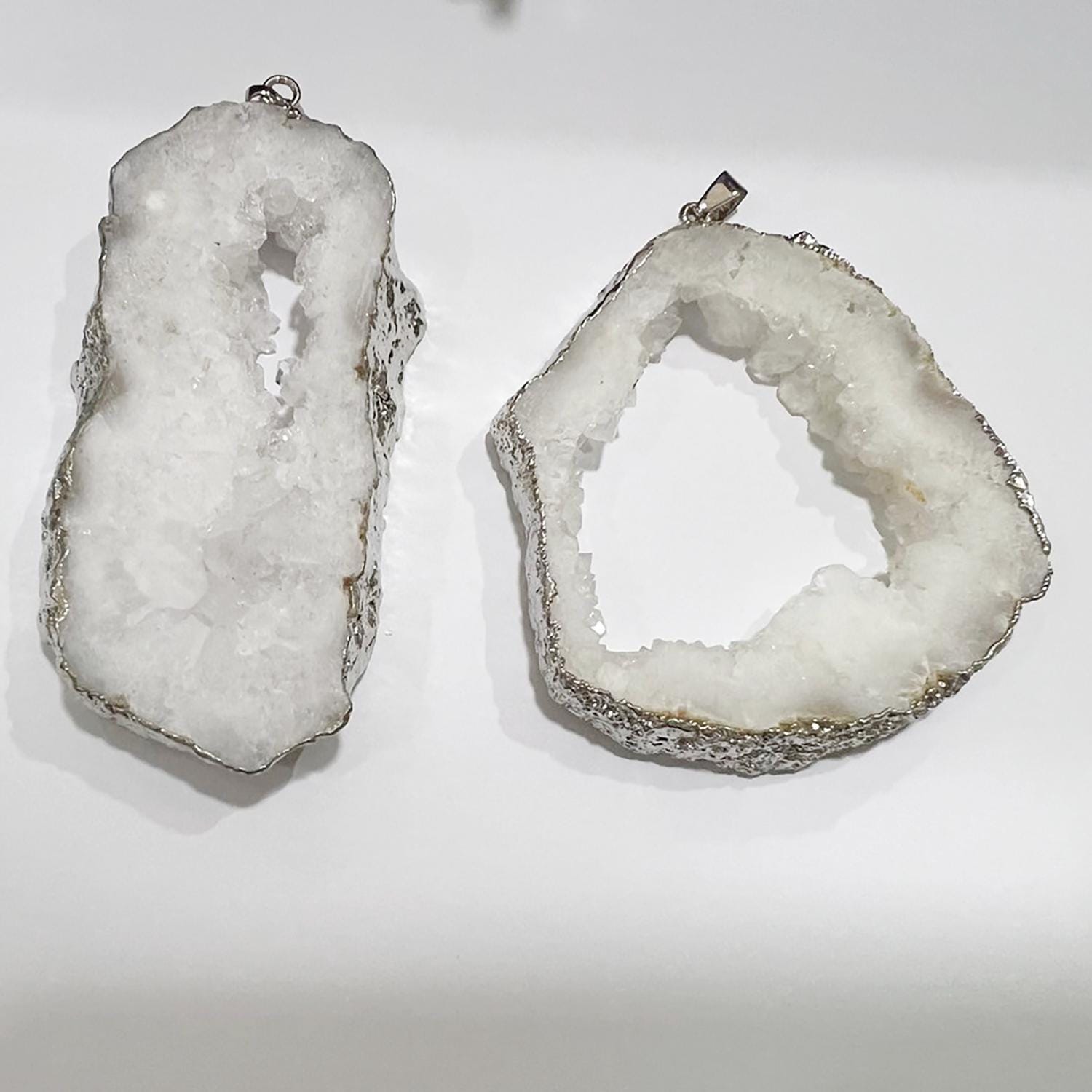 Pendentif en agate druzy blanche, environ 60 à 90 mm.