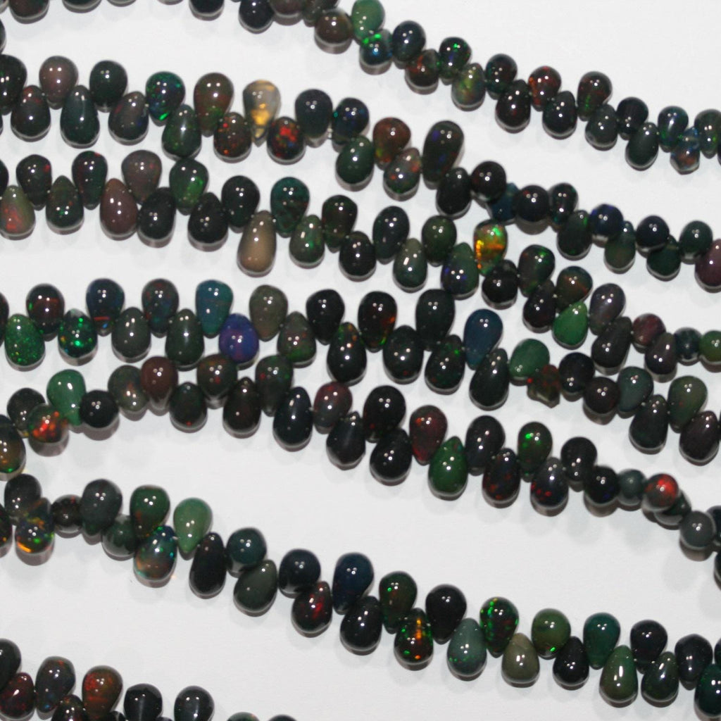 Cuentas de ópalo etíope negro de 8" con efecto degradado suave. 8 x 5 mm - 5 x 3,5 mm. Hilo de 20 cm. Ref. 14883