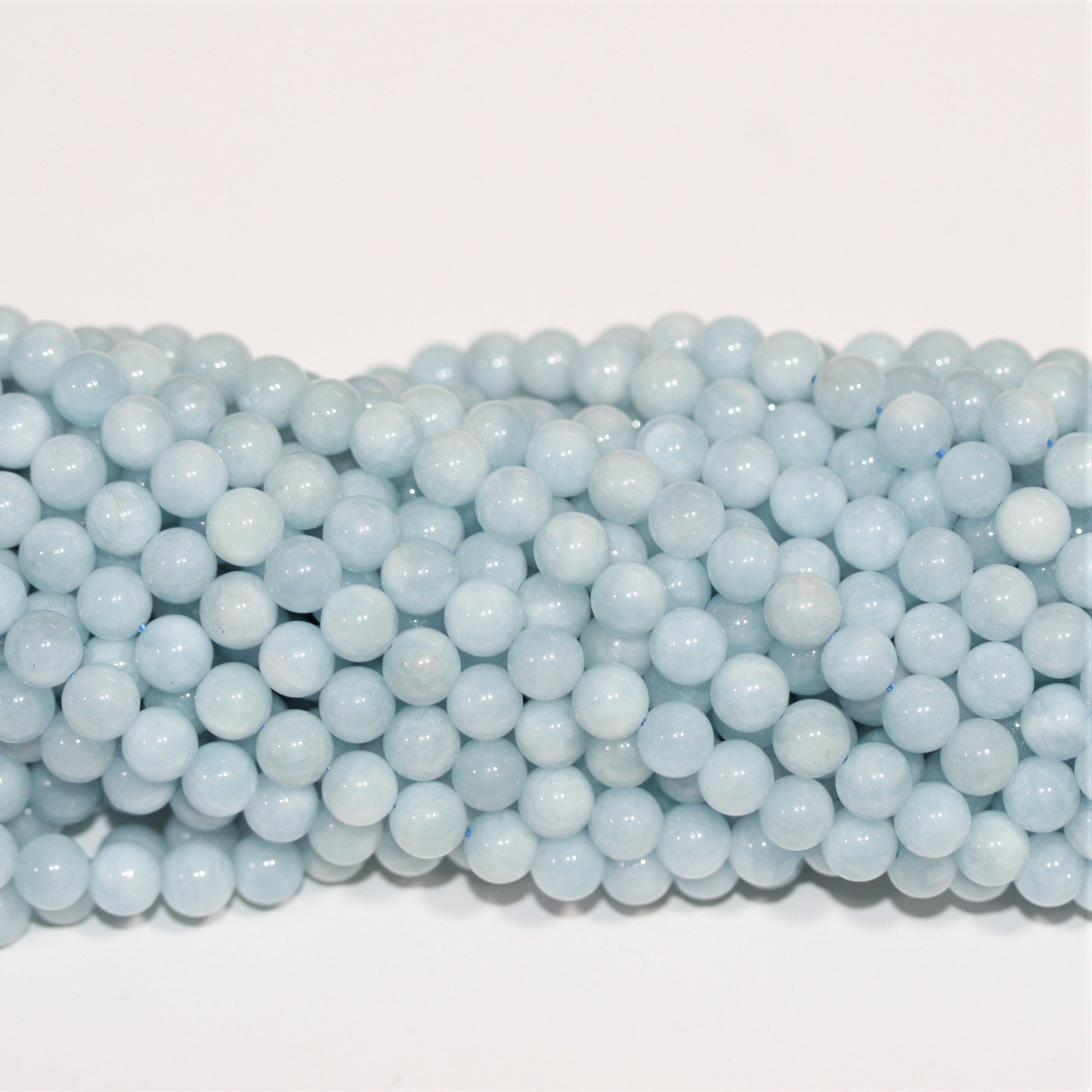 Perles rondes lisses en aigue-marine 6-6,5 mm - Fil de 40 cm.