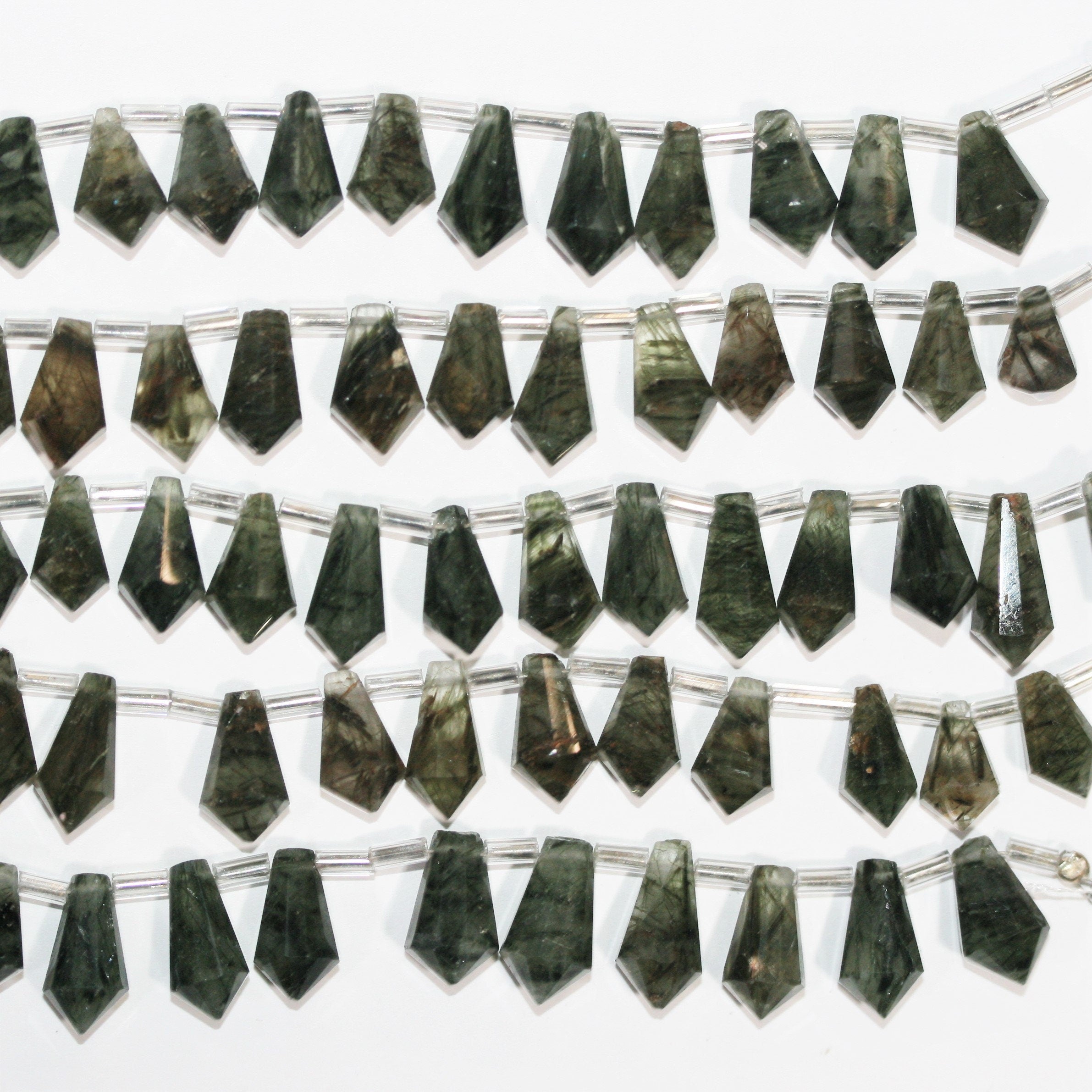 Cuentas facetadas de cuarzo turmalinado de 6" x 13 x 7 mm. Aprox. - Hilo de 15 cm.