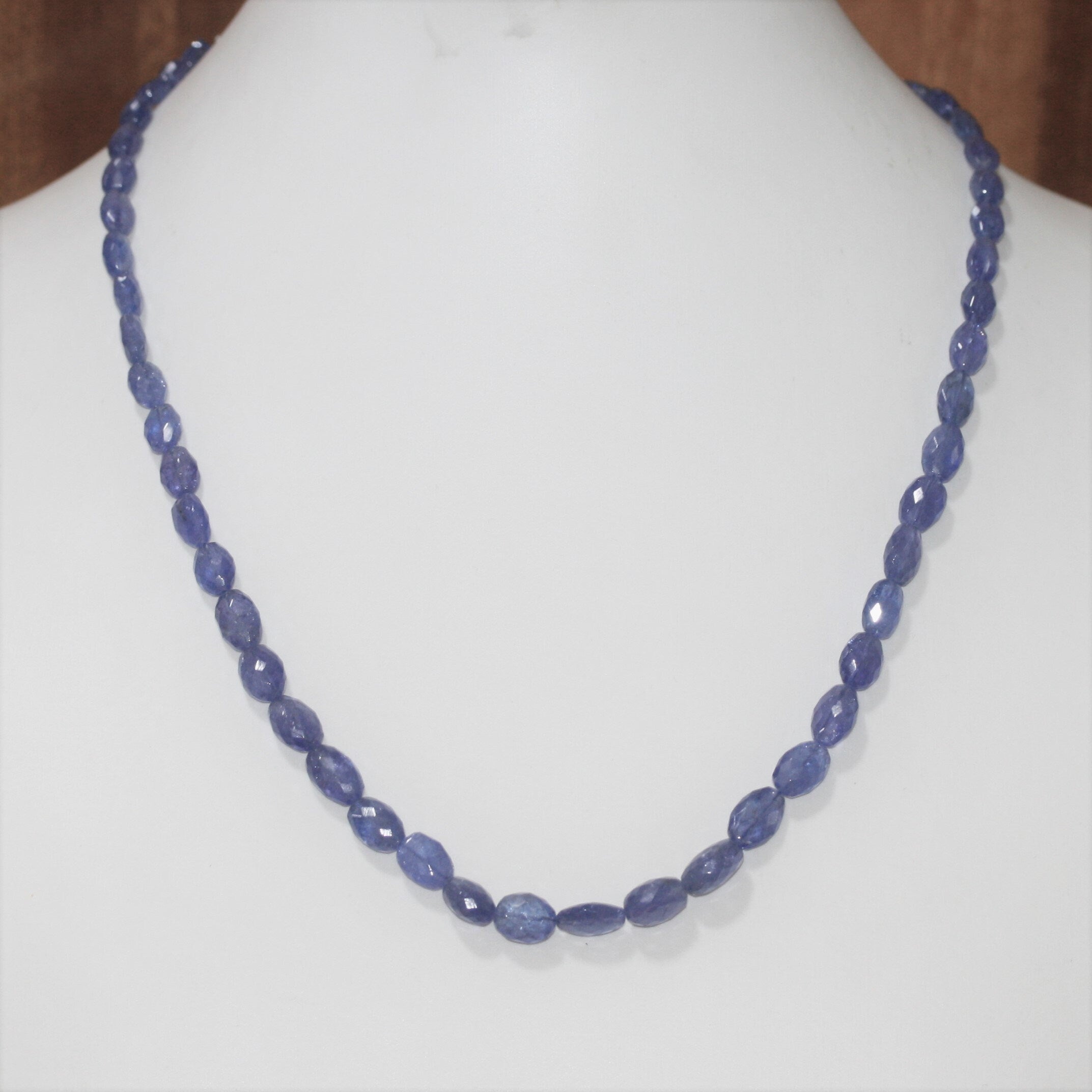 Collar de tanzanita ovalada facetada y graduada (7 x 5-9 x 7 mm, aprox.)