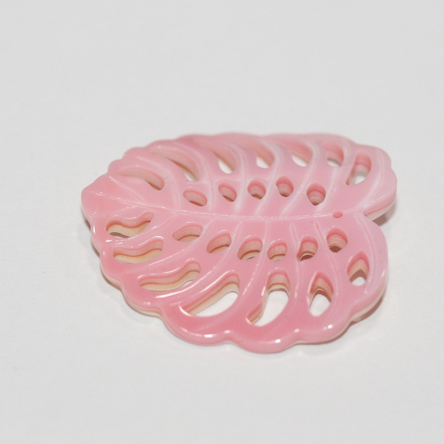 Pendentif feuille de coquillage rose naturel 30x27mm.