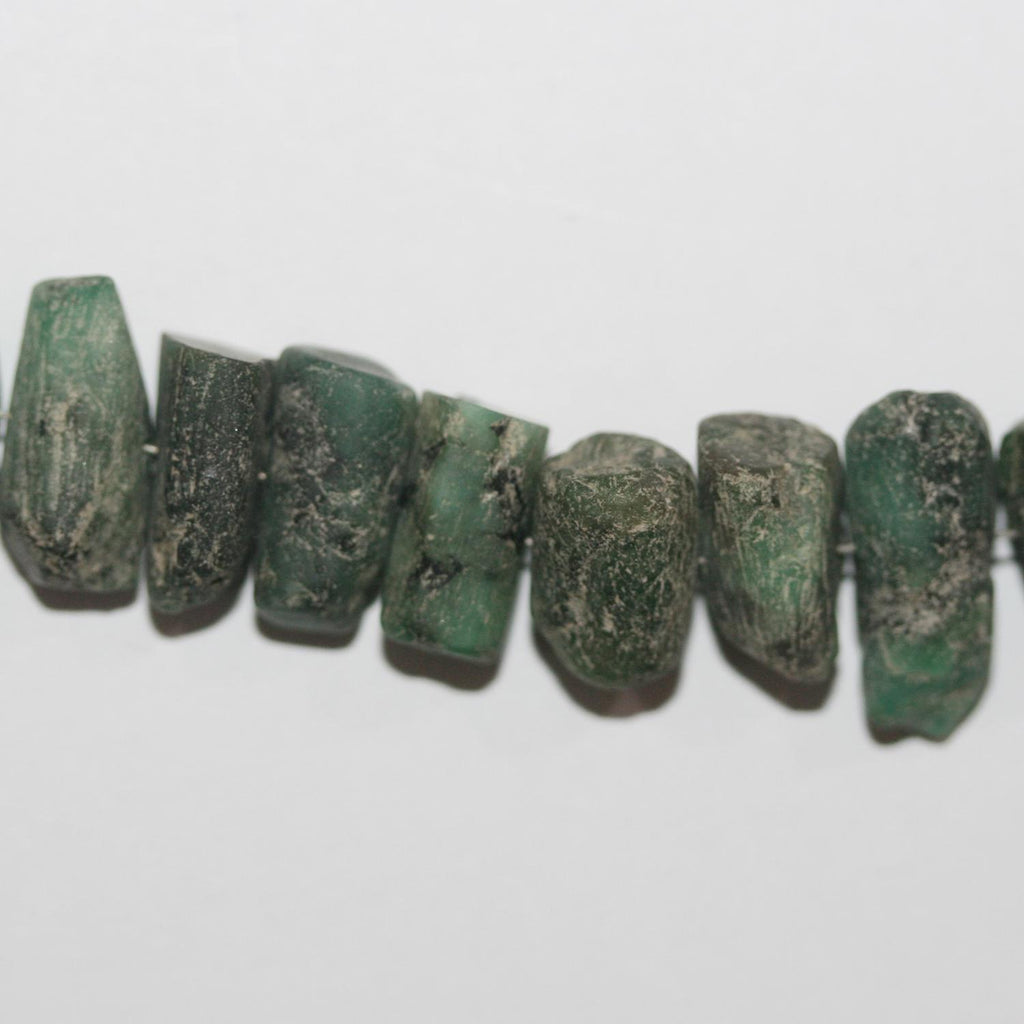 Cuentas Nugget de Esmeralda Santa Graduada sin pulir de 17", 8 x 6 - 22 x 9 mm. Aprox. - Hilo de 44 cm.