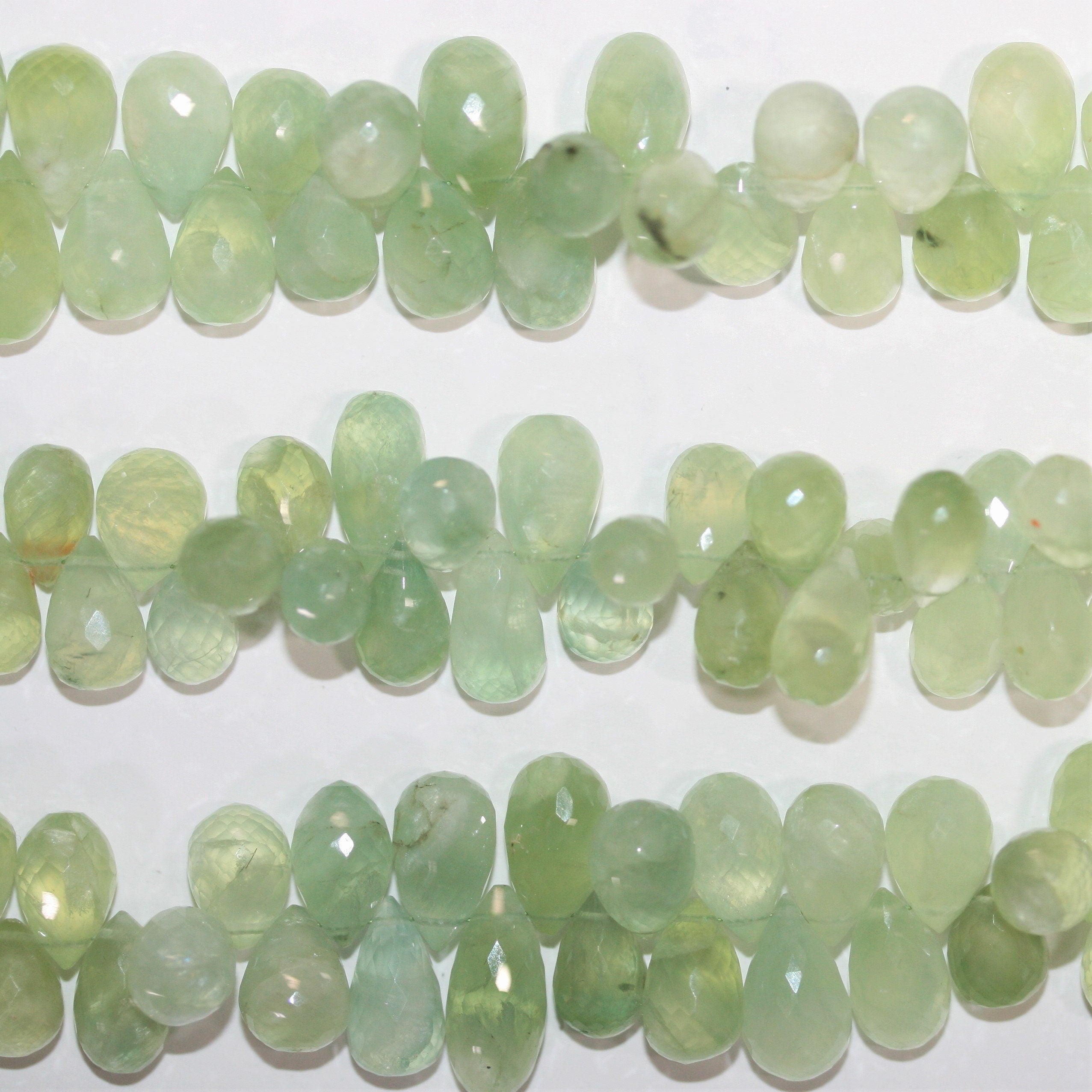 Perles en forme de goutte à facettes de préhnite de 23 cm (9 pouces), 11 x 7 mm. Longueur du fil : environ 23 cm.