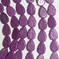 Cuentas de hojas talladas en serpentina morada de 16" de 13 x 9 mm - Hilo de 40 cm.