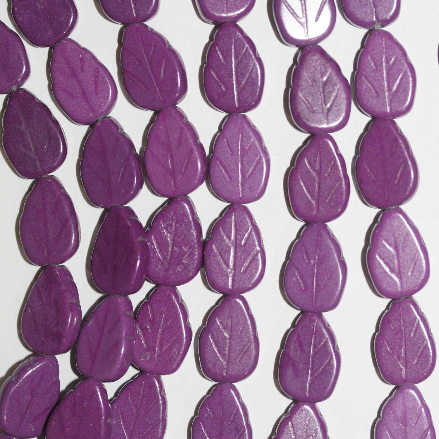Cuentas de hojas talladas en serpentina morada de 16" de 13 x 9 mm - Hilo de 40 cm.