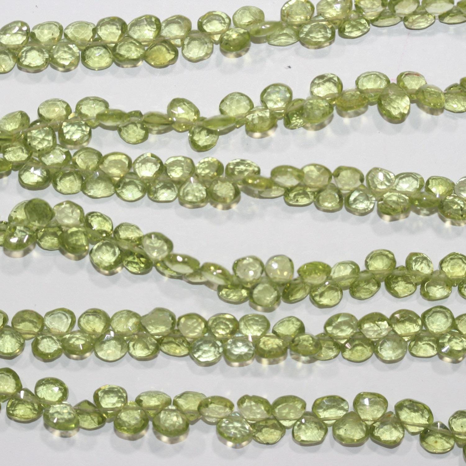 Perles en péridot facettées en forme de goutte, 8 pouces, 5-6 mm environ. - Longueur du fil : 20 cm environ.