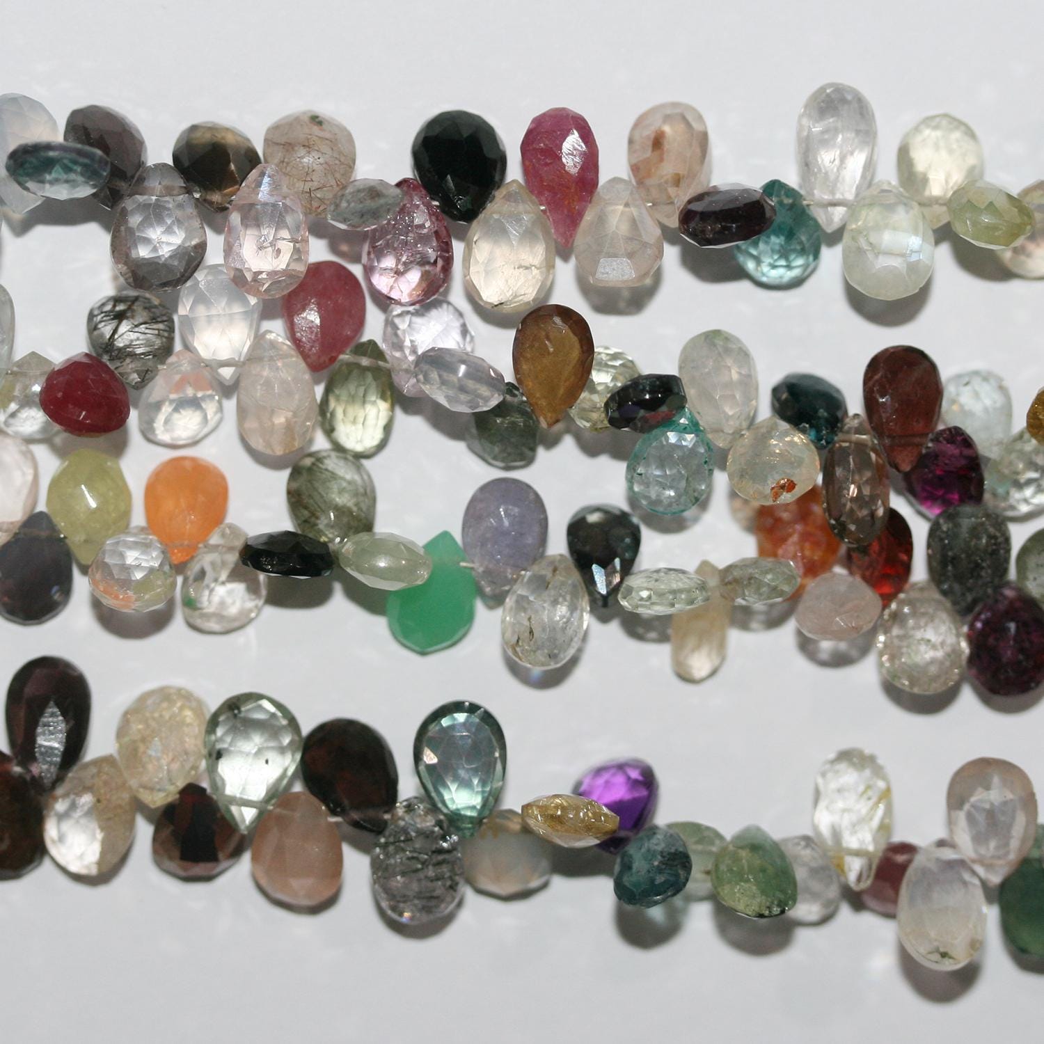 Cuentas multipiedra facetadas de 18 cm (8 x 6 mm). Hilo de 20 cm aprox.