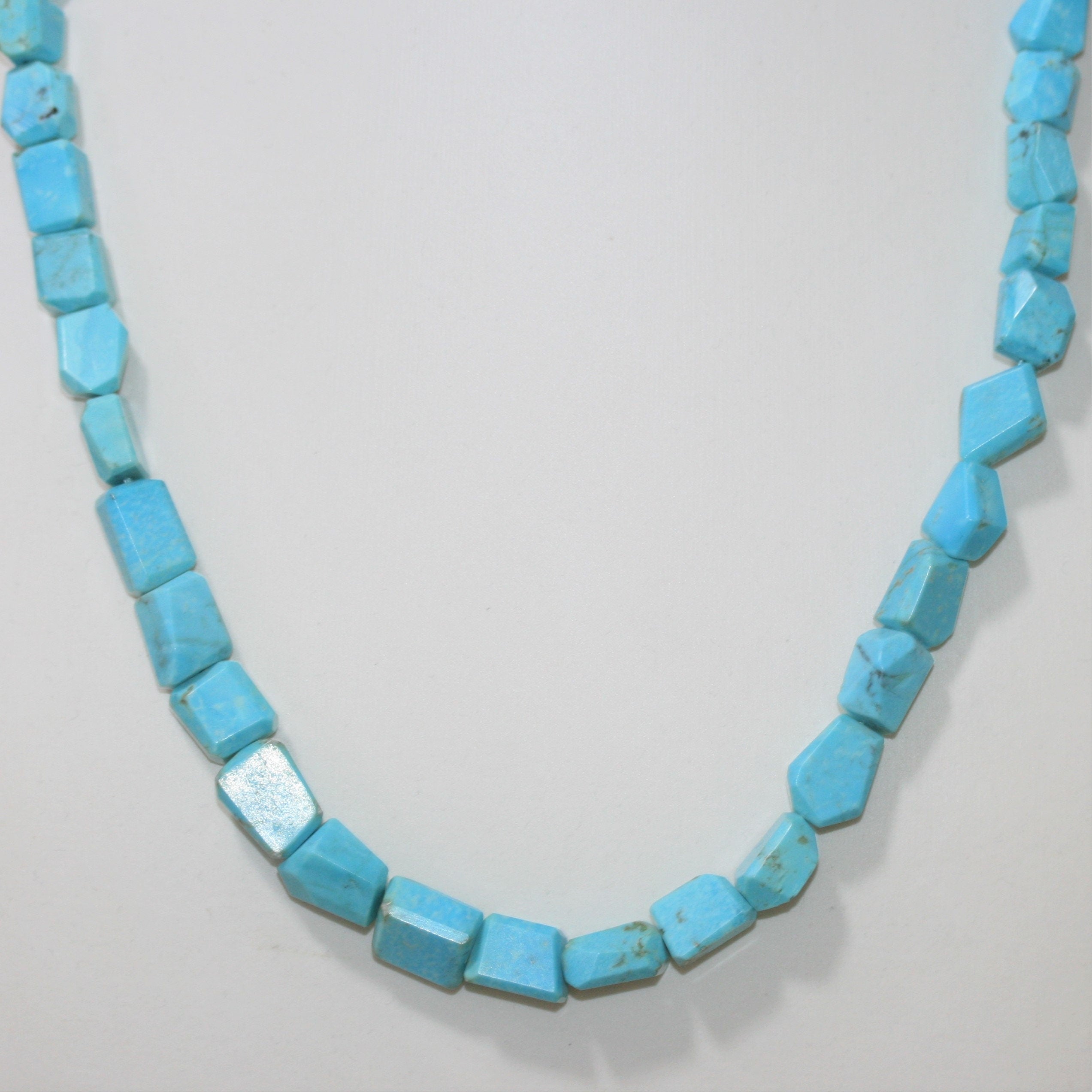 Collar de pepitas de turquesa facetadas de 12 x 10 mm aprox. (1 tira)