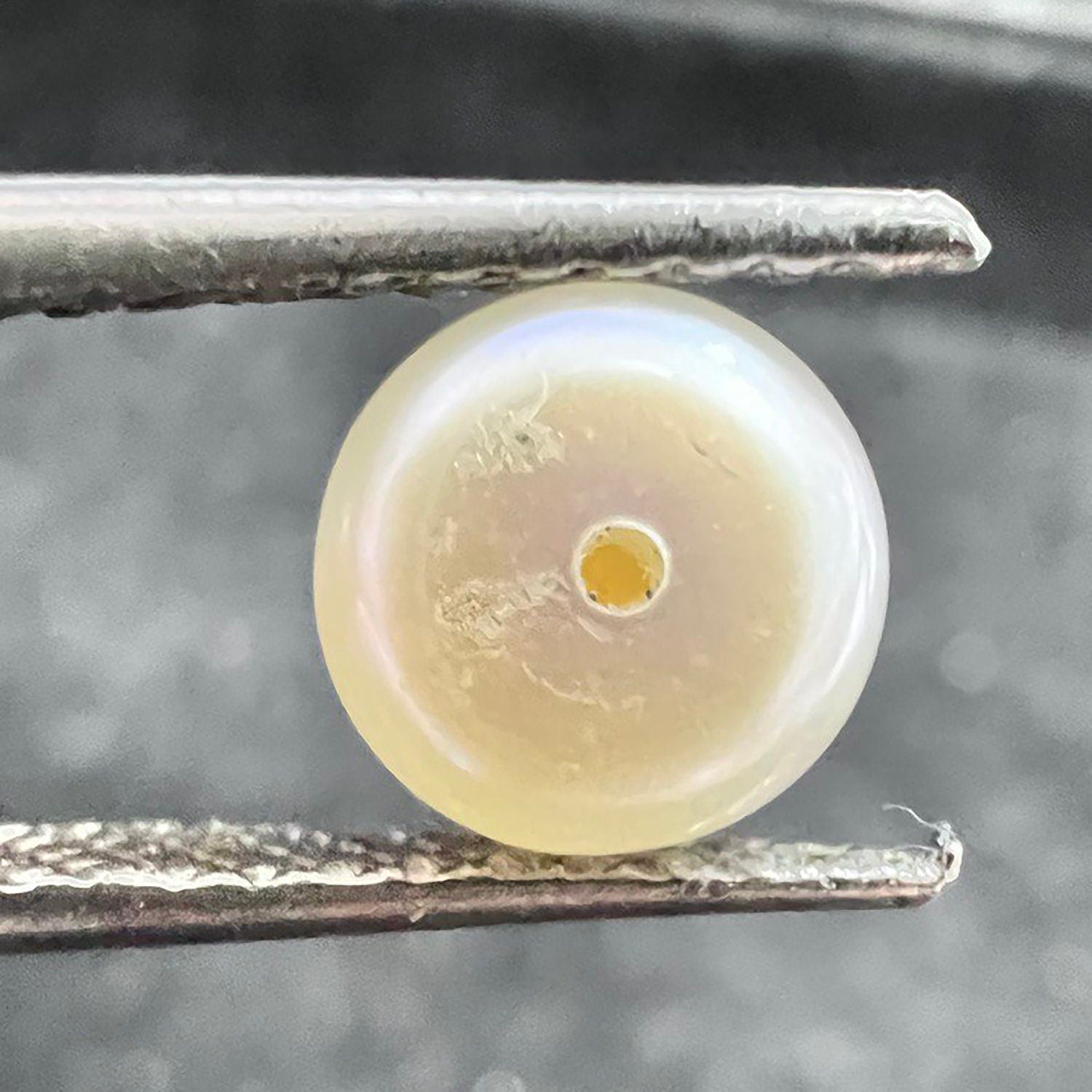 Pendientes de perla de agua dulce con seis pares a juego, semiperforados, de brillo superior AAA, de 3,5 a 4 mm, con forma de botón, casi redondos (perla natural de brillo superior).