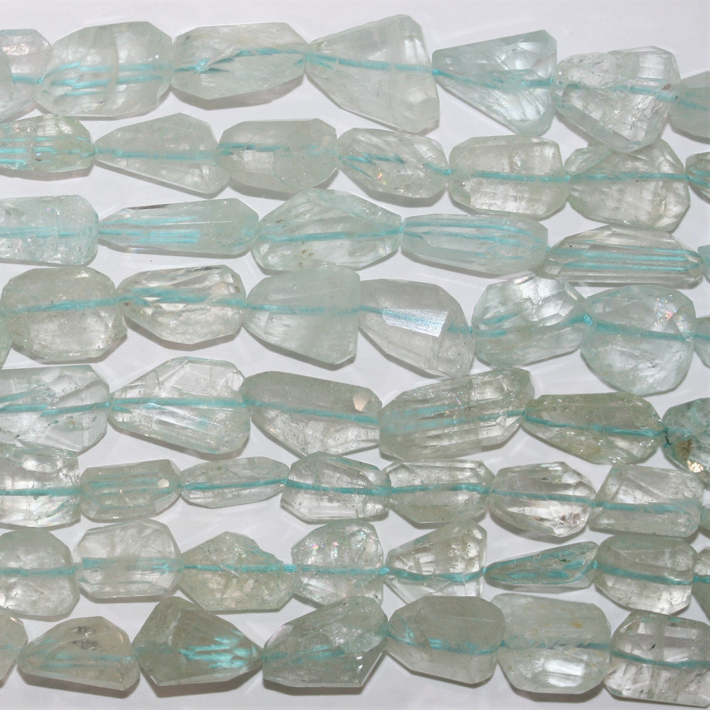 Pépite d'aigue-marine irrégulière à facettes de 15 pouces - Fil de 39 cm.