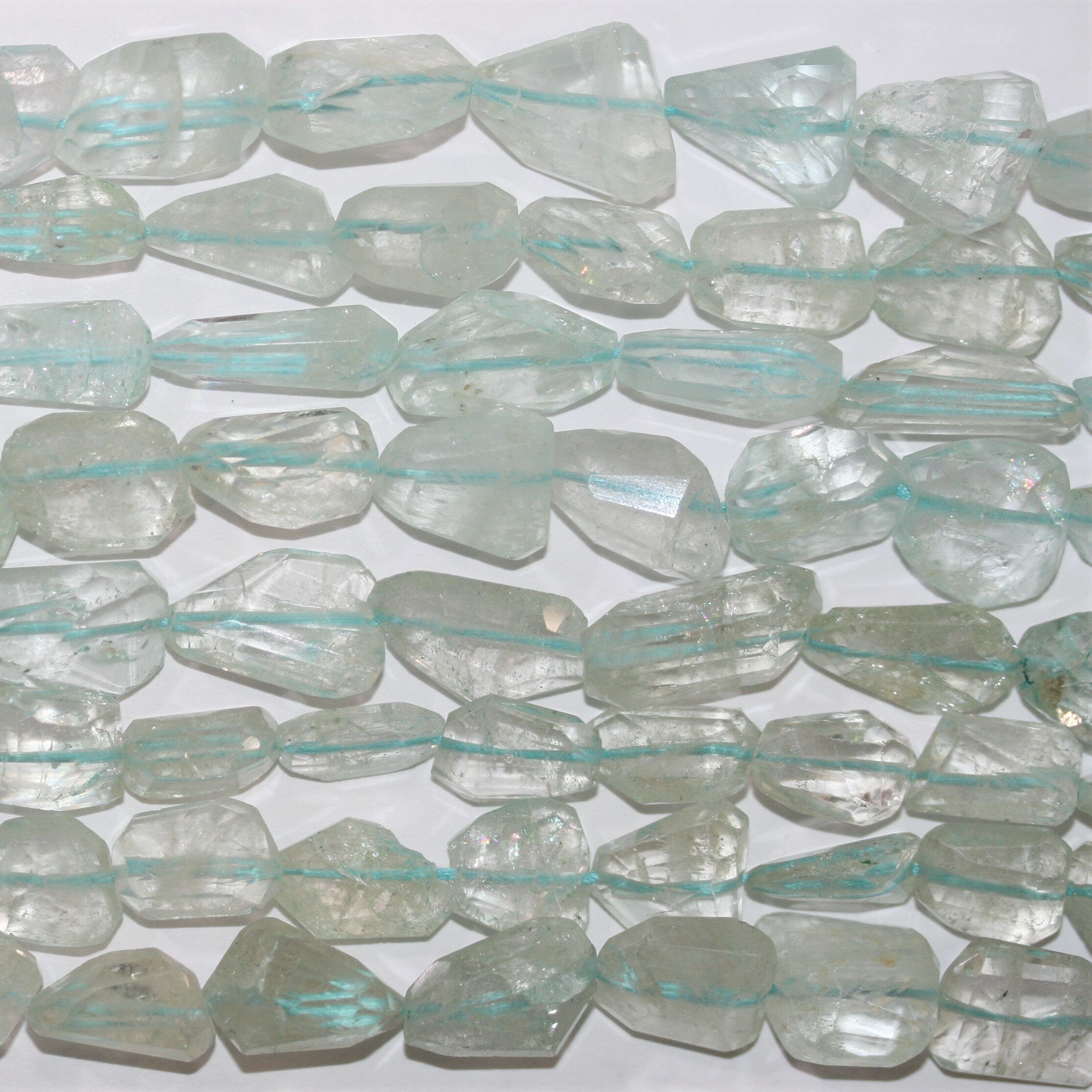 Pépite d'aigue-marine irrégulière à facettes de 15 pouces - Fil de 39 cm.