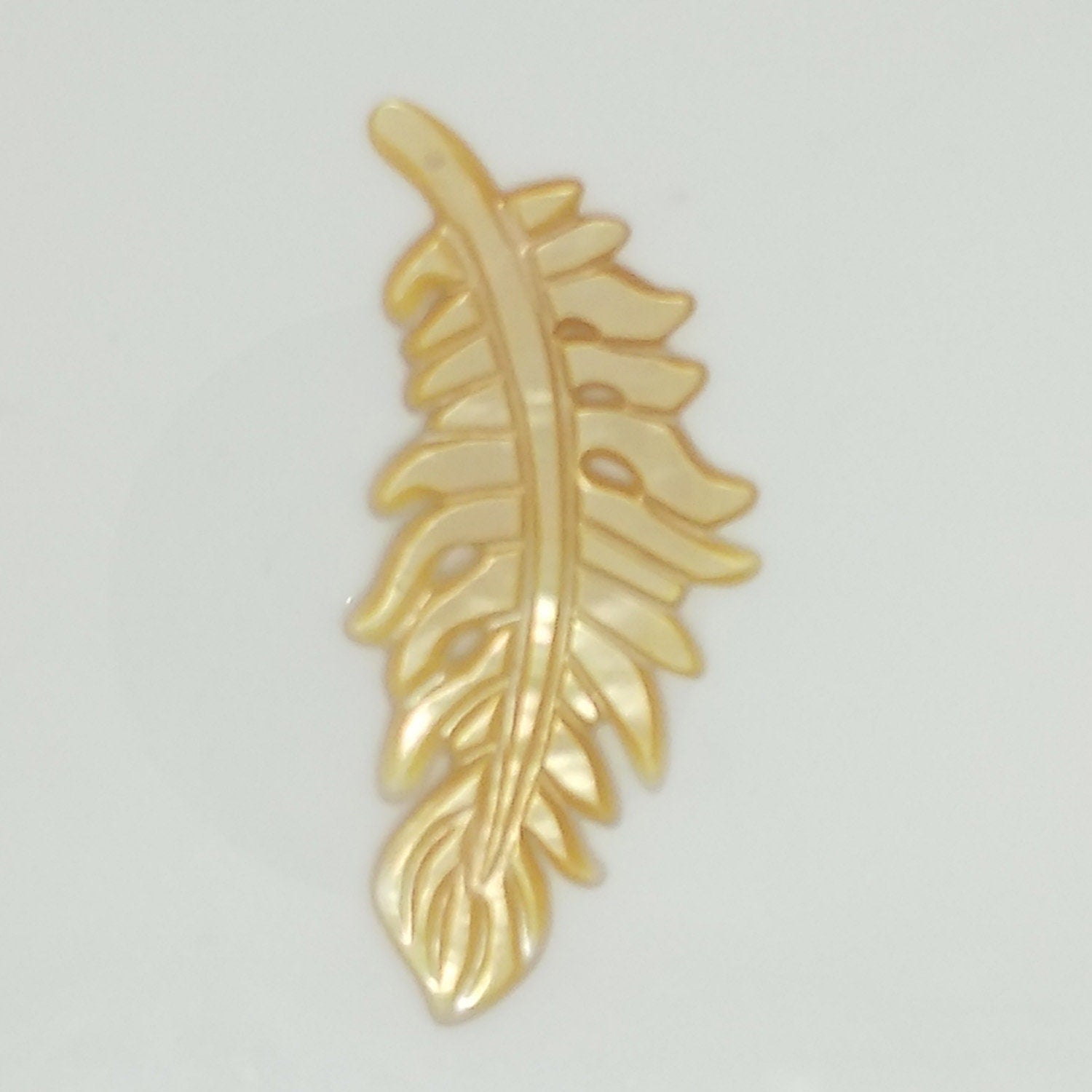 Pendentif feuille en nacre jaune 63x26mm.