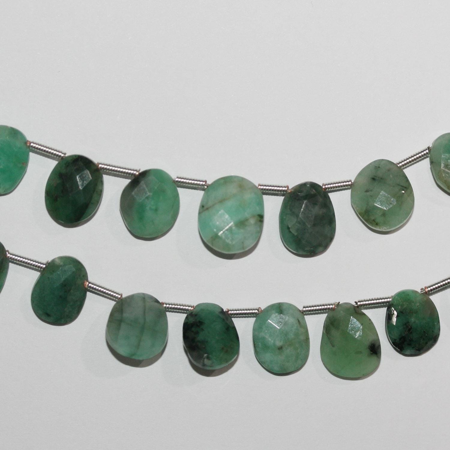 Perles ovales à facettes émeraude de 8 pouces (11 x 9 mm). Longueur du fil : environ 21 cm.