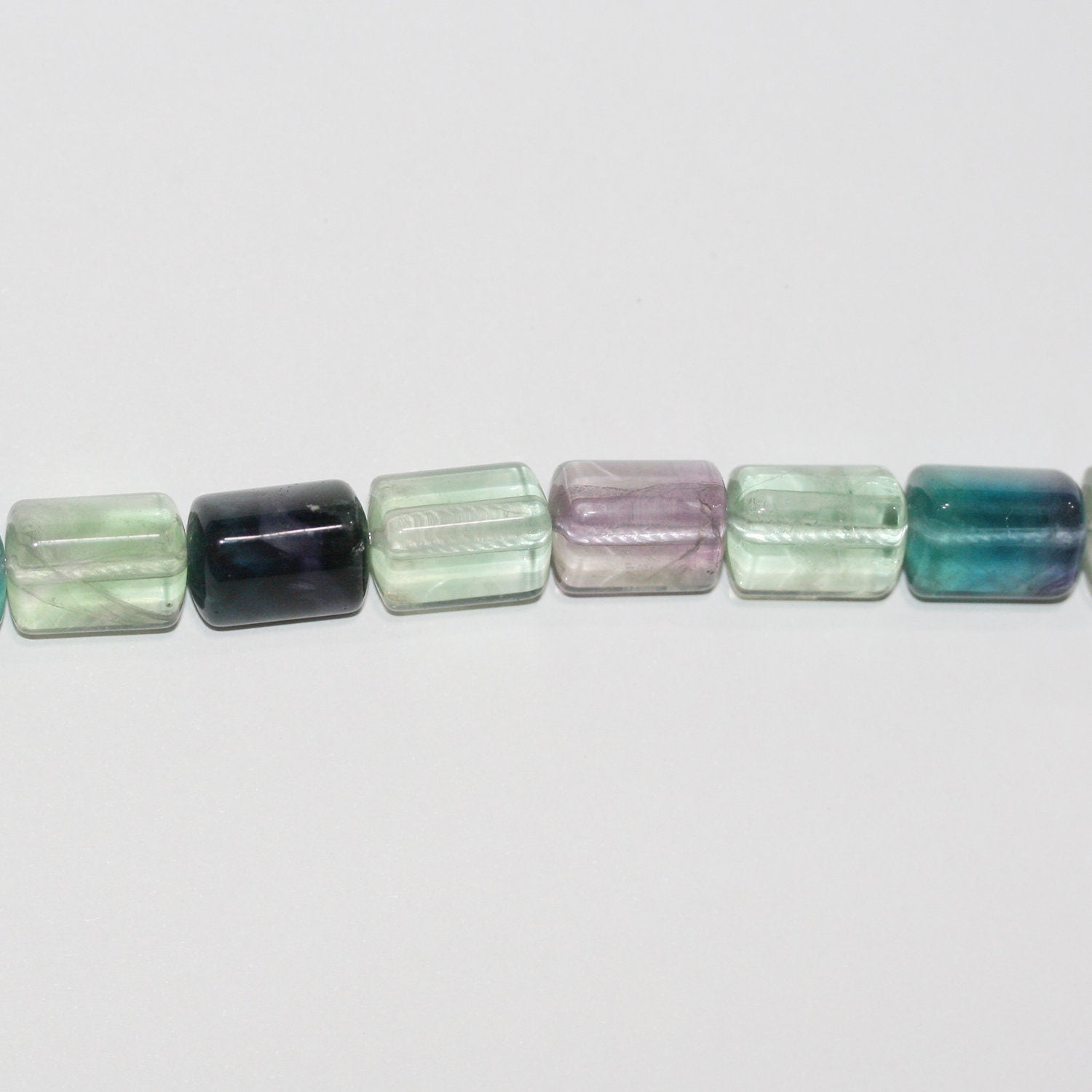 Cuentas de fluorita lisas triangulares de barril de 16" 14x10 mm - Hilo de 40 cm.