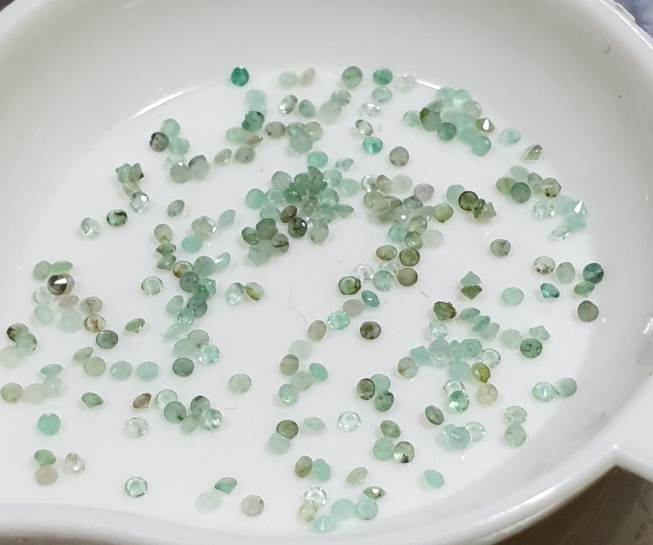 1 Lot Emerald Round  Lot Faceted Round 1mm- Natural Emerald- Super Tiny Small Size