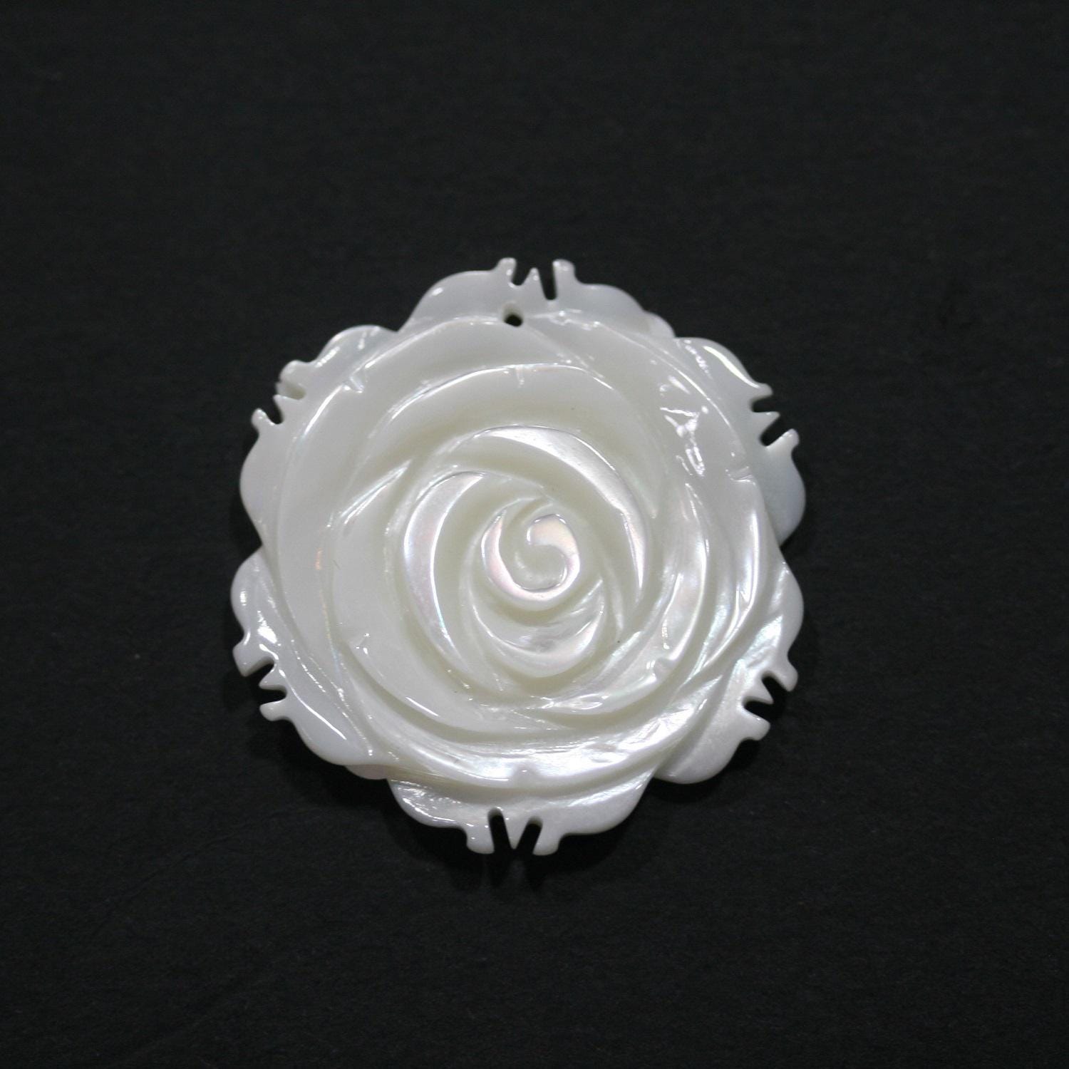 Pendentif fleur sculptée en nacre 30 mm - Réf. 14837